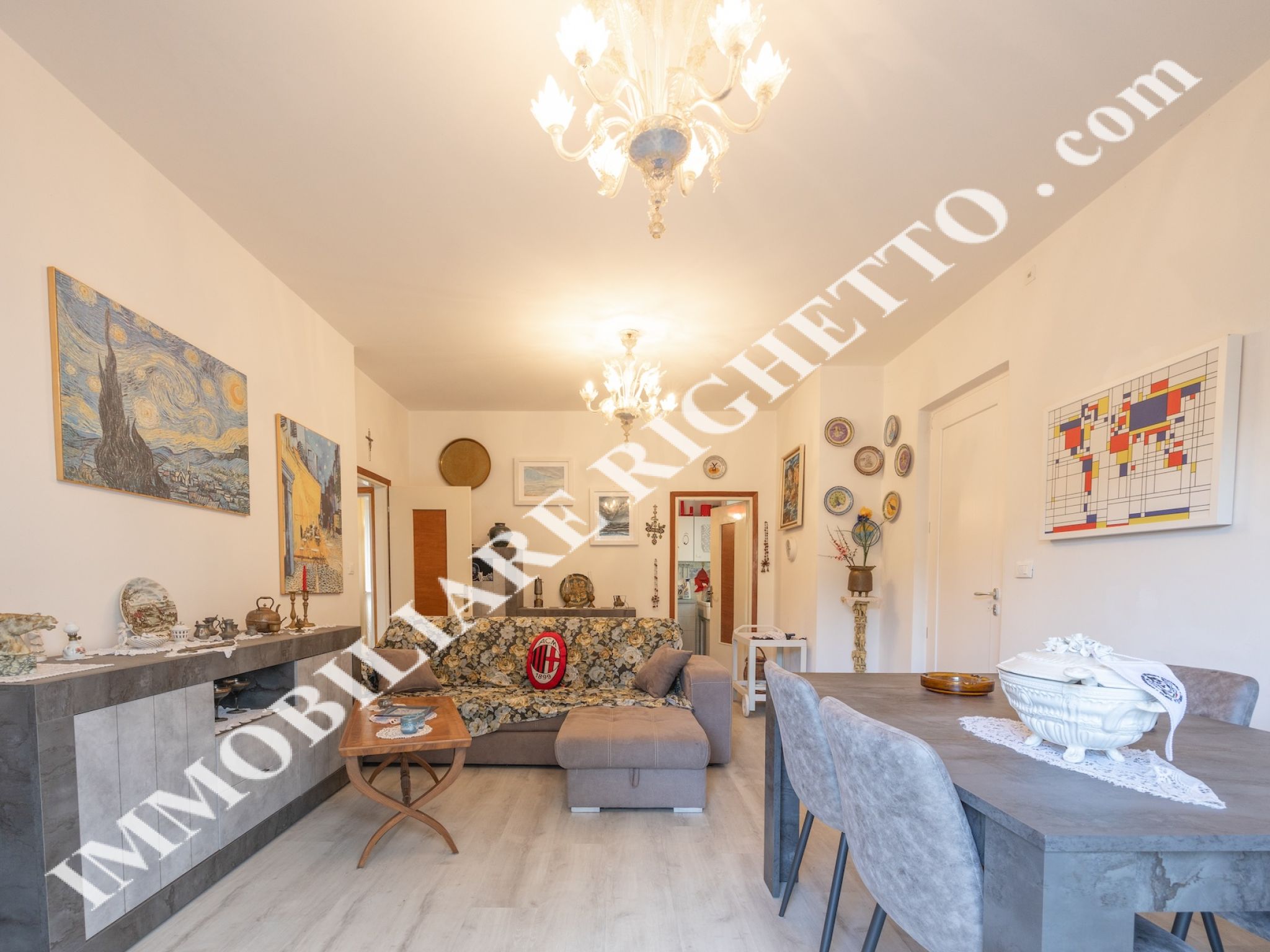 offer property for sale Spacious detached house just a stone's throw from the lake.