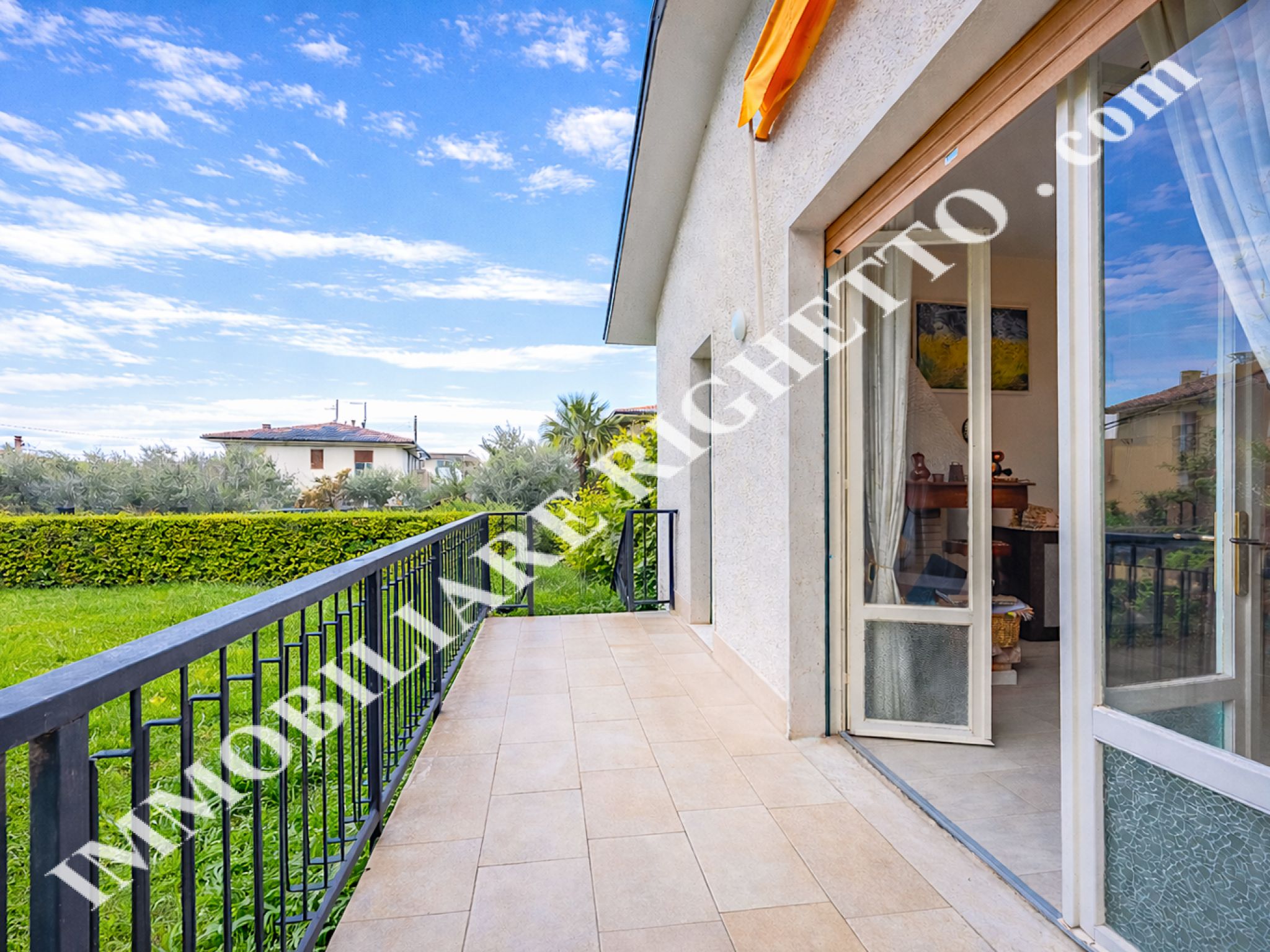 offer property for sale Spacious detached house just a stone's throw from the lake.