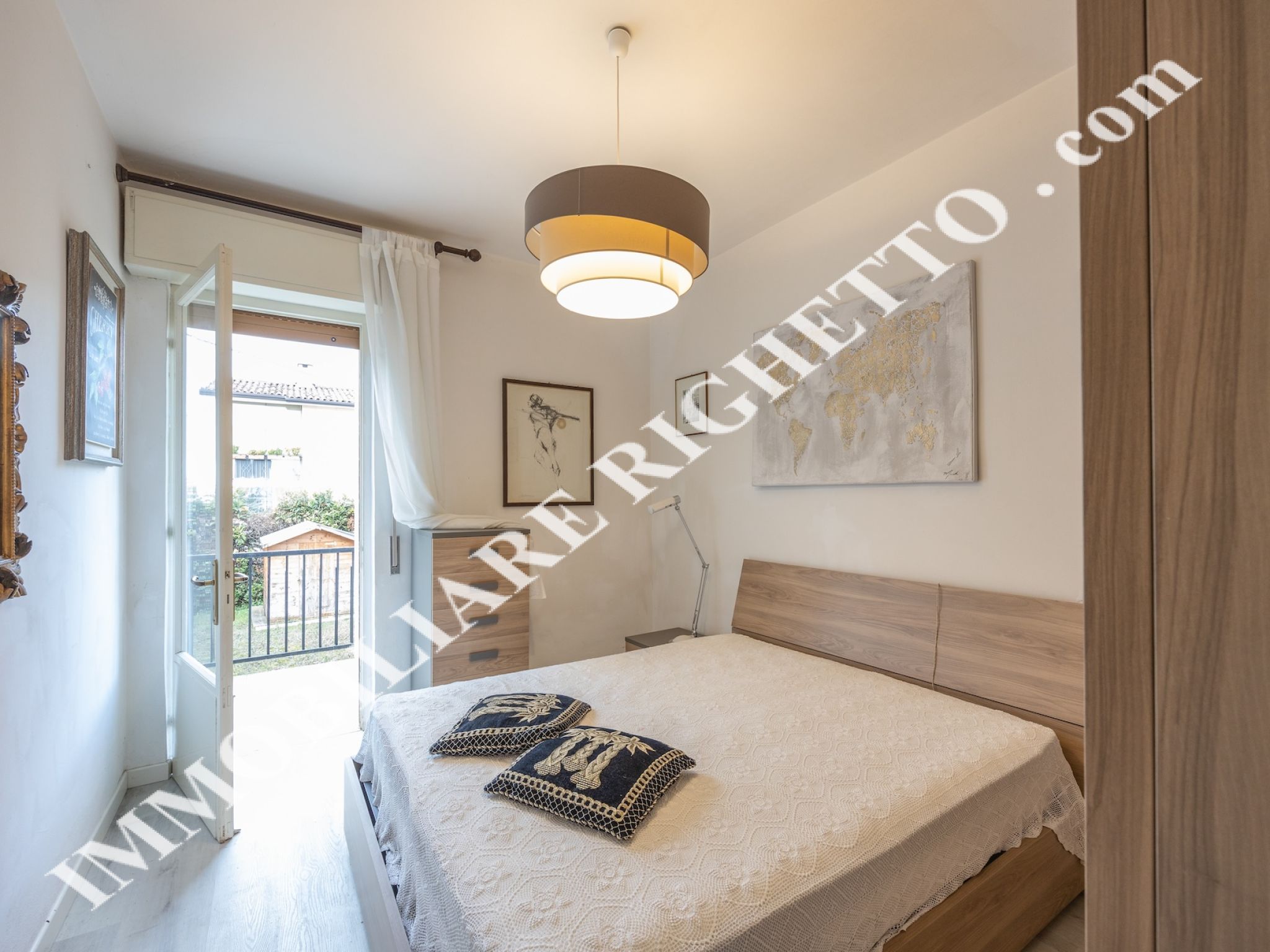 offer property for sale Spacious detached house just a stone's throw from the lake.