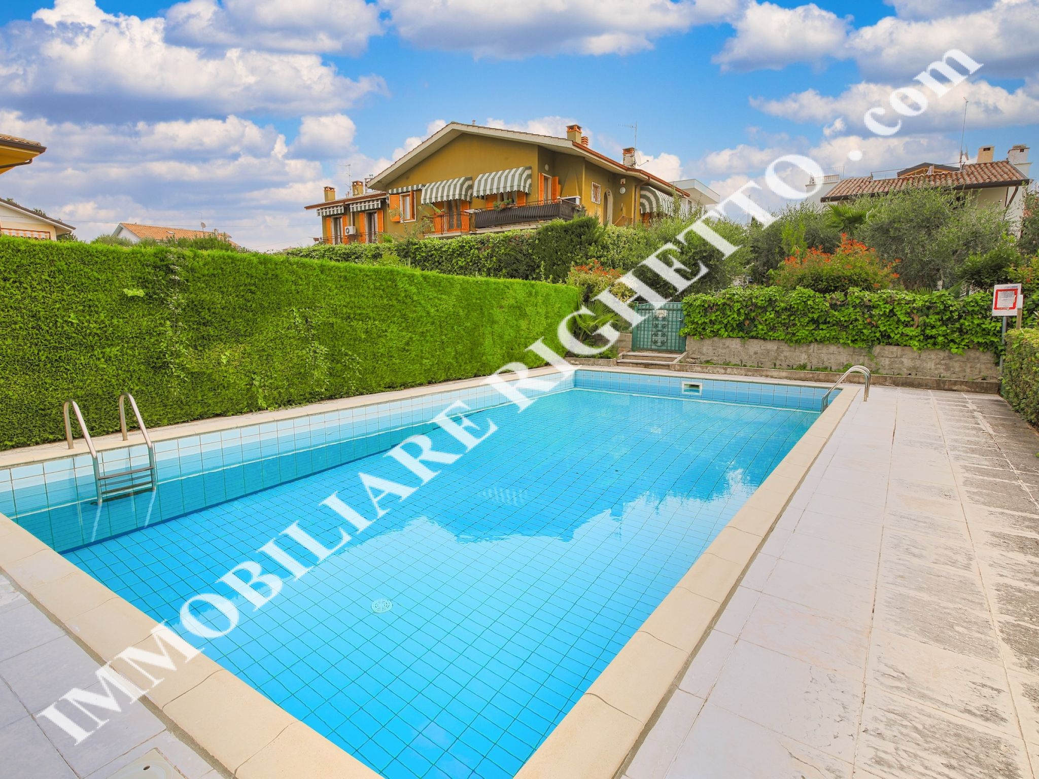 offer property for sale Spacious detached house just a stone's throw from the lake.