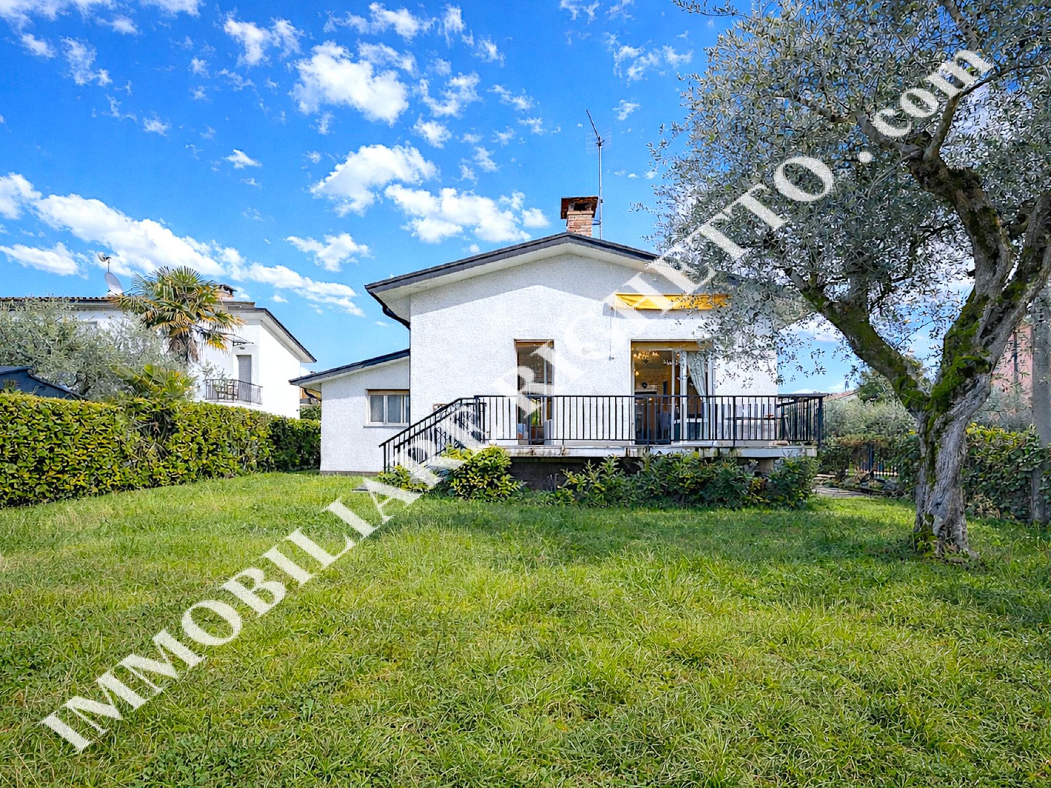 offer property for sale Spacious detached house just a stone's throw from the lake.