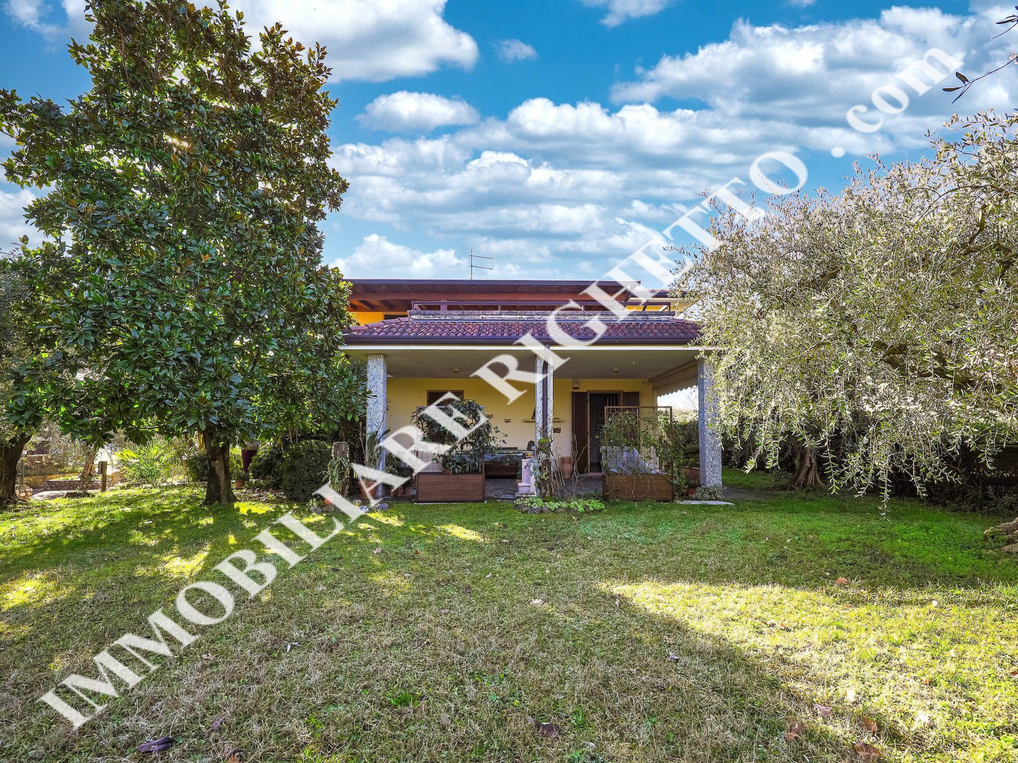 offerta immobile in vendita Ampio appartamento con grande terrazzo coperto.