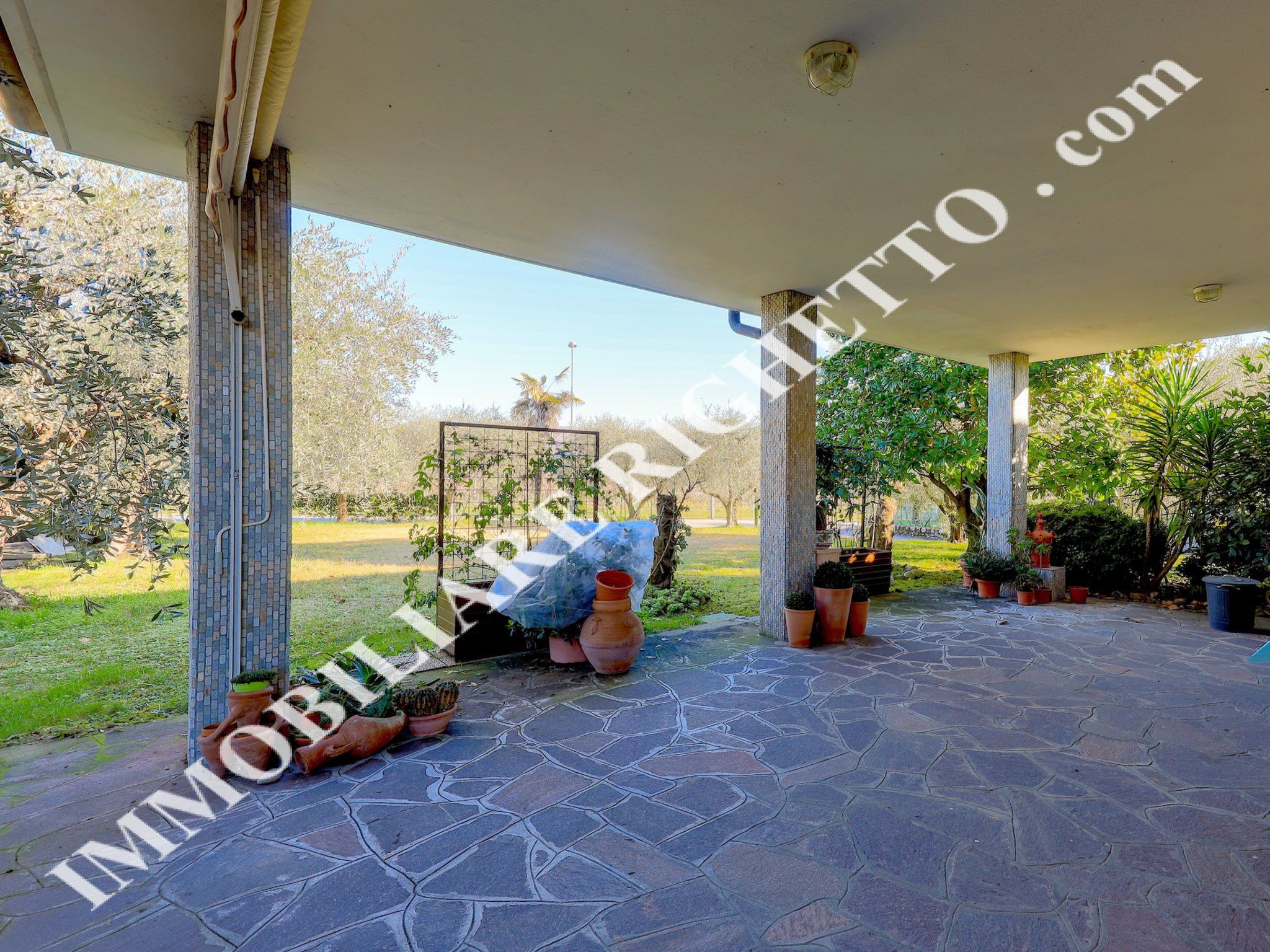 offerta immobile in vendita Ampio appartamento con grande terrazzo coperto.