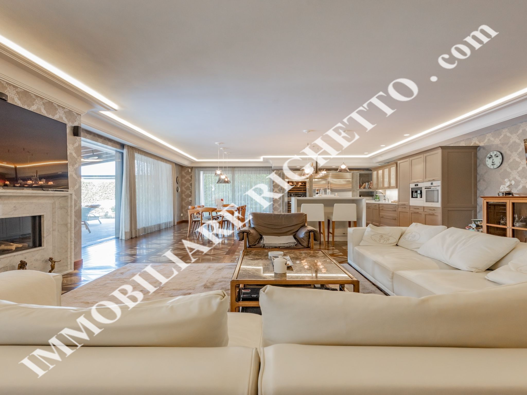 offerta immobile in vendita Splendida villa con piscina, a due passi dal Lago.