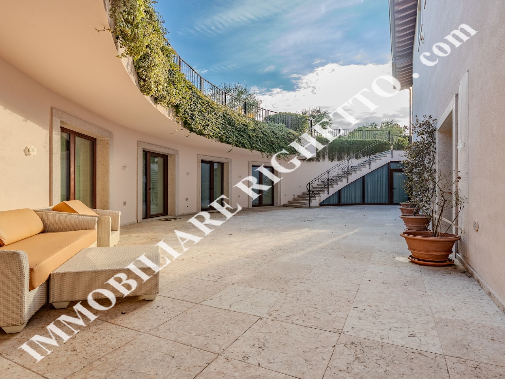 offerta immobile in vendita Splendida villa con piscina, a due passi dal Lago.