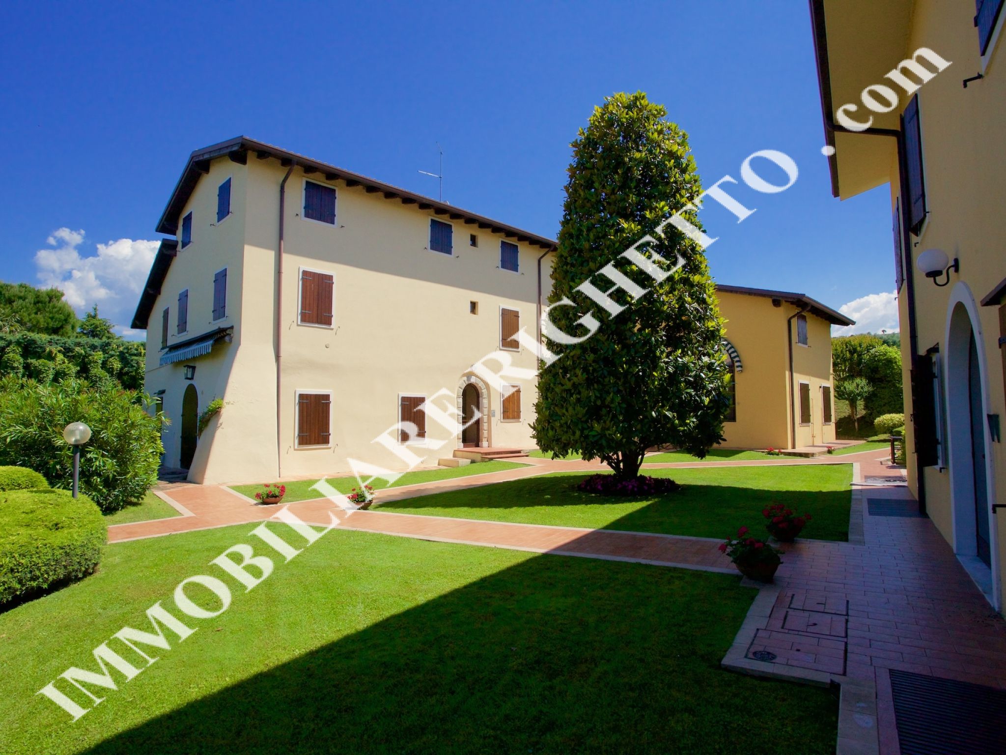 offerta immobile in vendita Ampio appartamento con VISTA LAGO.