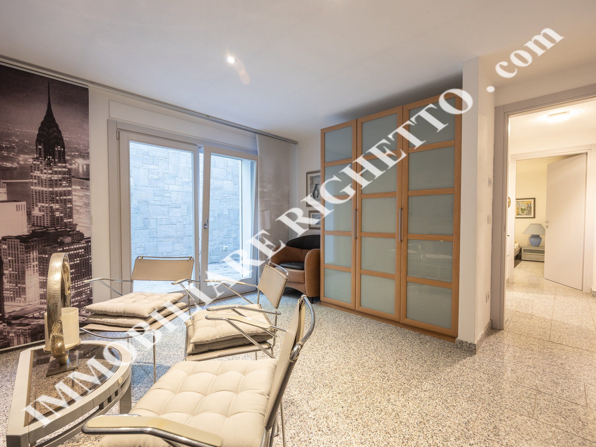 Immobilien zum Verkauf anbieten Moderne, freistehende Villa sehr nah am See.