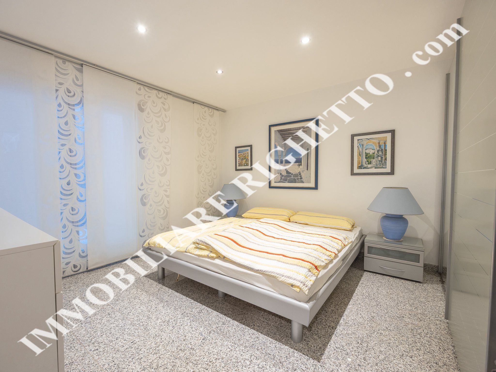 Immobilien zum Verkauf anbieten Moderne, freistehende Villa sehr nah am See.