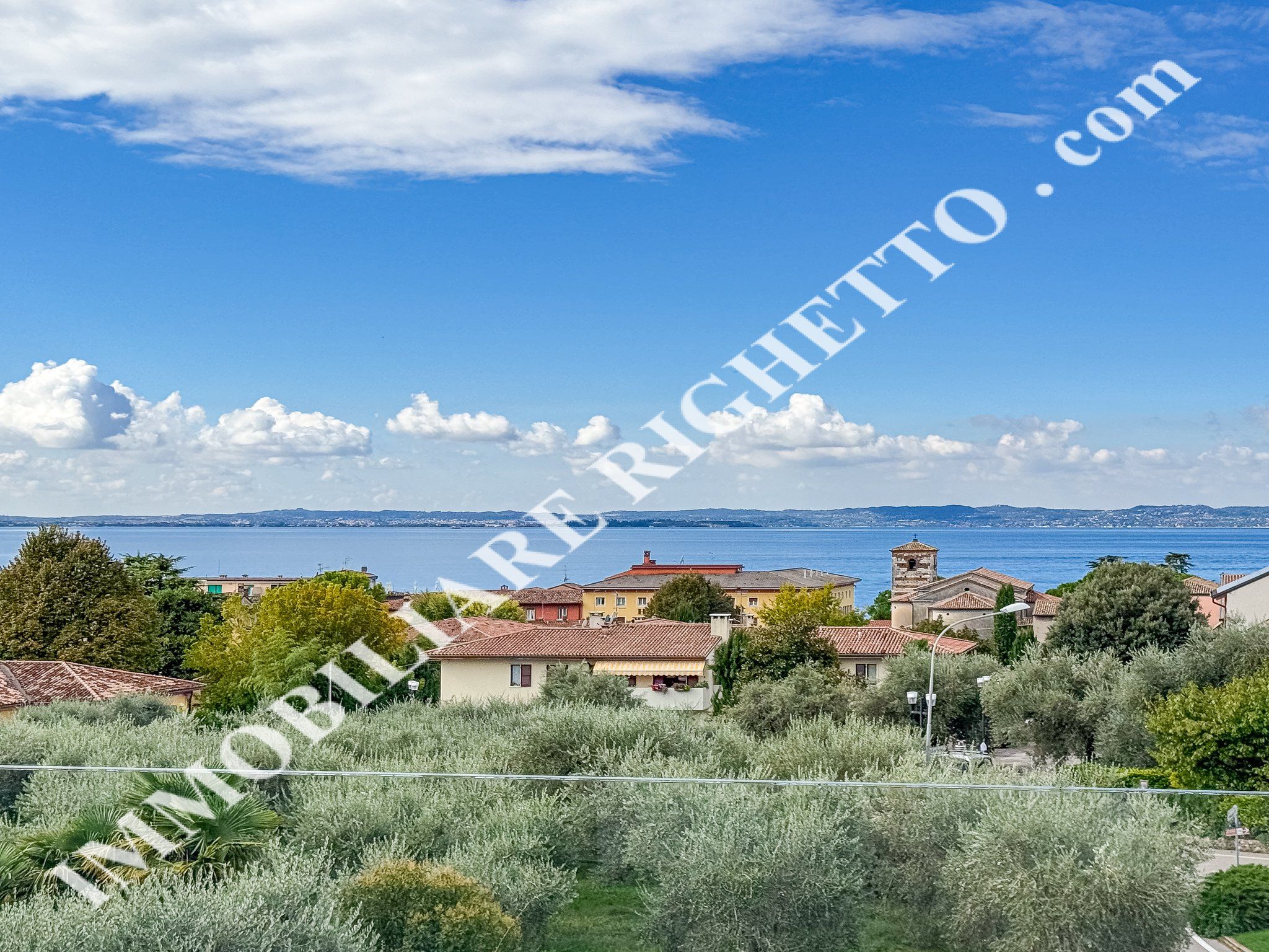 Immobilien zum Verkauf anbieten Moderne, freistehende Villa sehr nah am See.