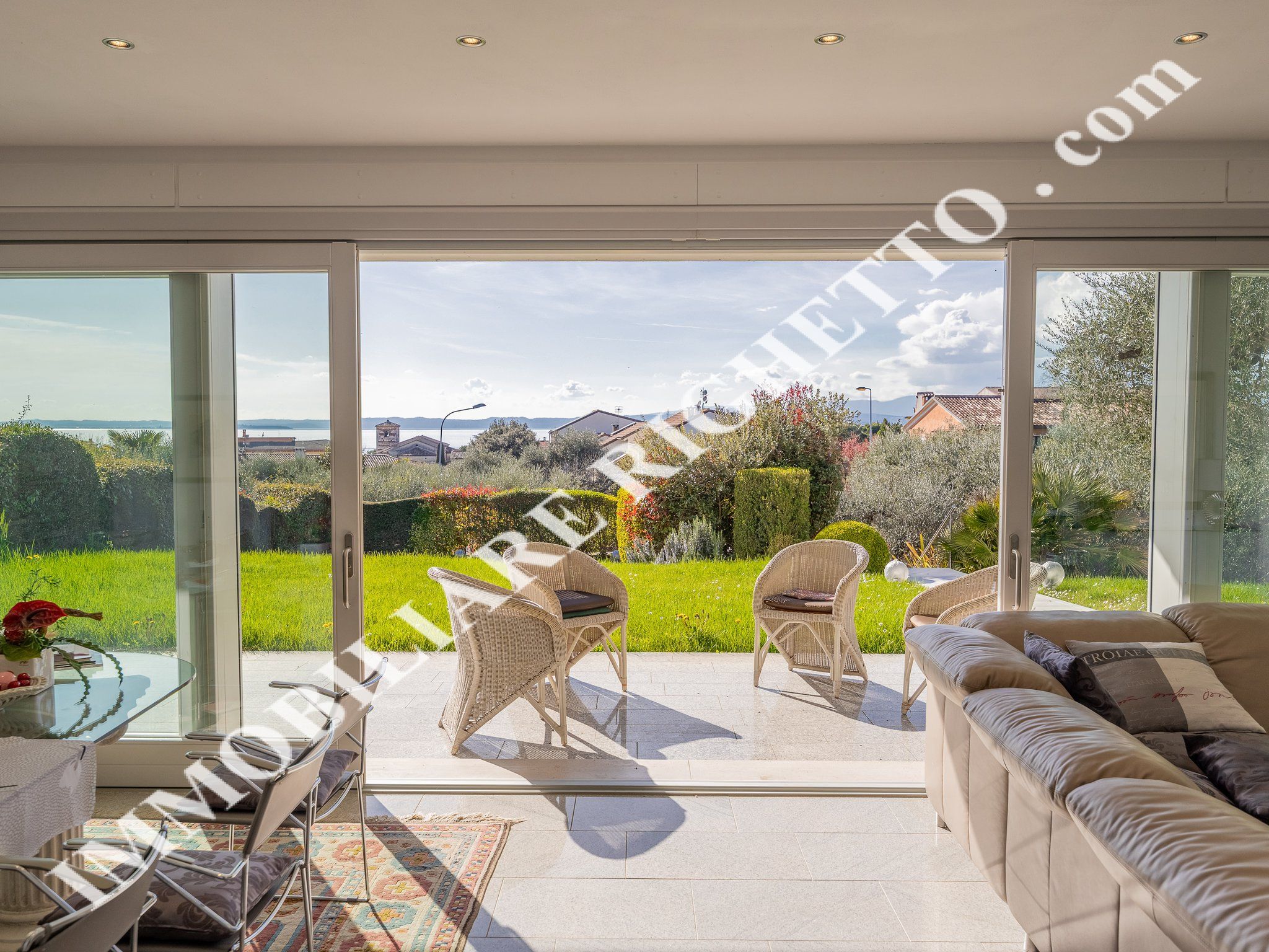 Immobilien zum Verkauf anbieten Moderne, freistehende Villa sehr nah am See.