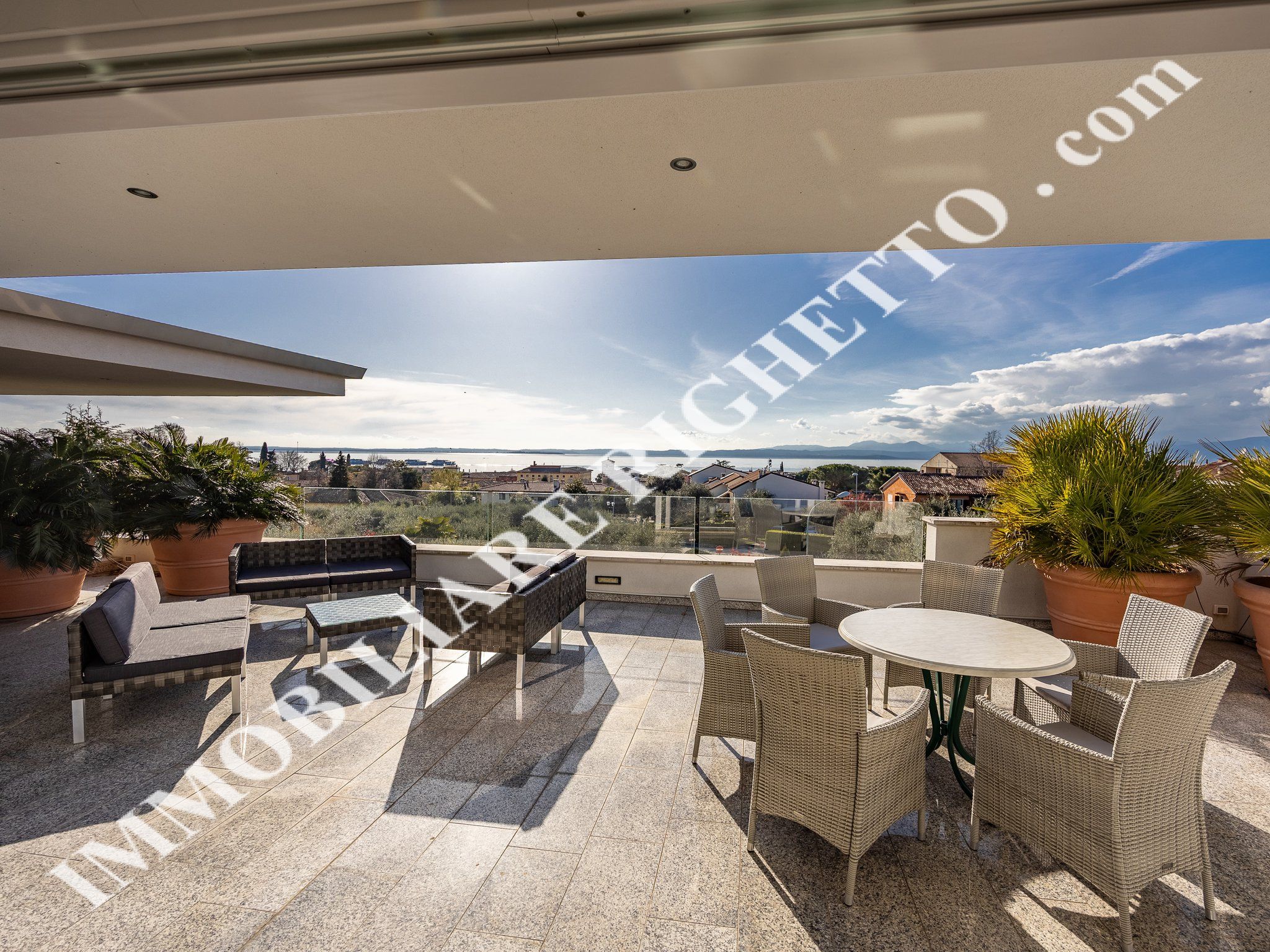 Immobilien zum Verkauf anbieten Moderne, freistehende Villa sehr nah am See.