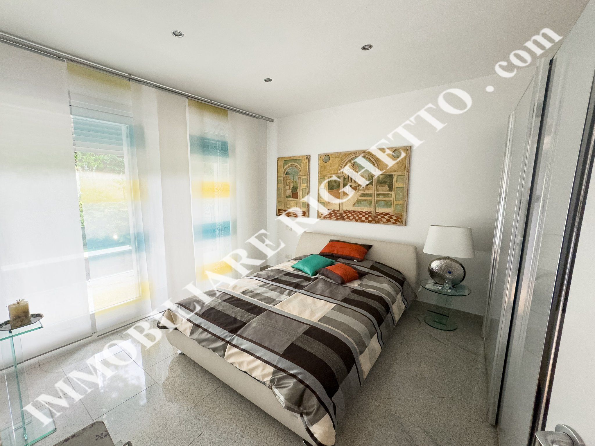 Immobilien zum Verkauf anbieten Moderne, freistehende Villa sehr nah am See.