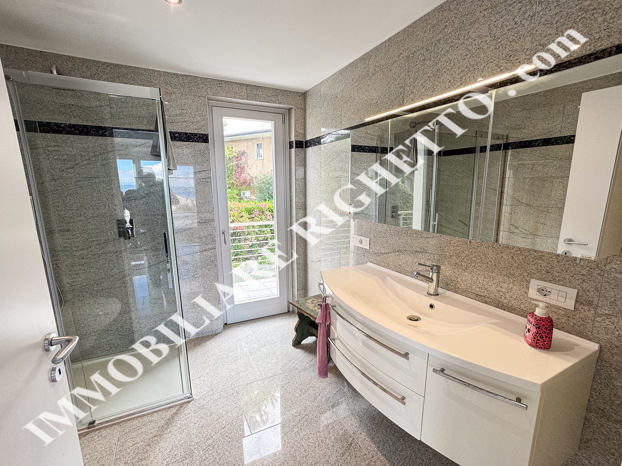 Immobilien zum Verkauf anbieten Moderne, freistehende Villa sehr nah am See.