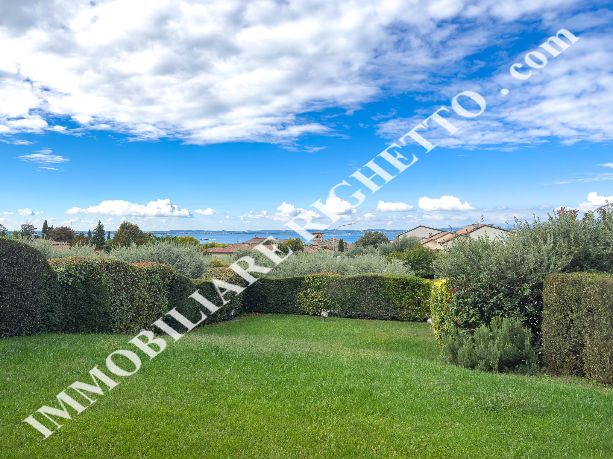 Immobilien zum Verkauf anbieten Moderne, freistehende Villa sehr nah am See.