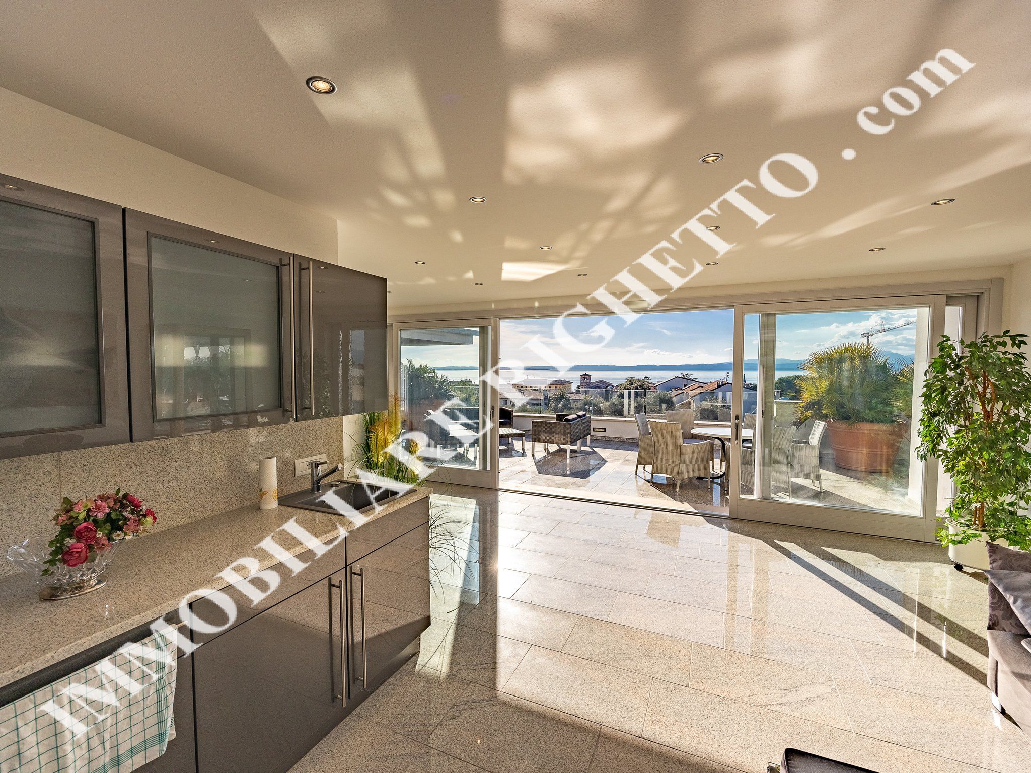 Immobilien zum Verkauf anbieten Moderne, freistehende Villa sehr nah am See.