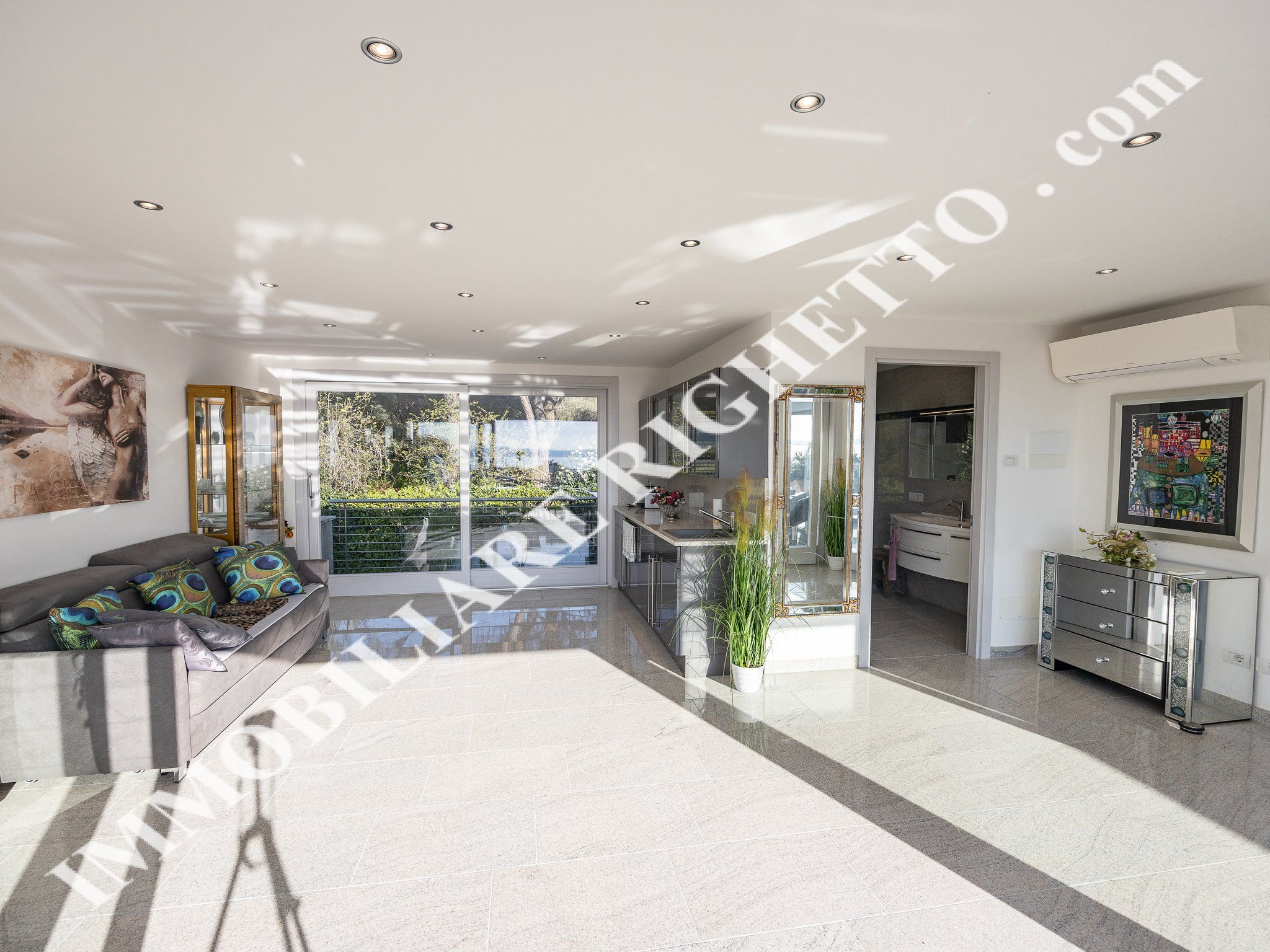 Immobilien zum Verkauf anbieten Moderne, freistehende Villa sehr nah am See.