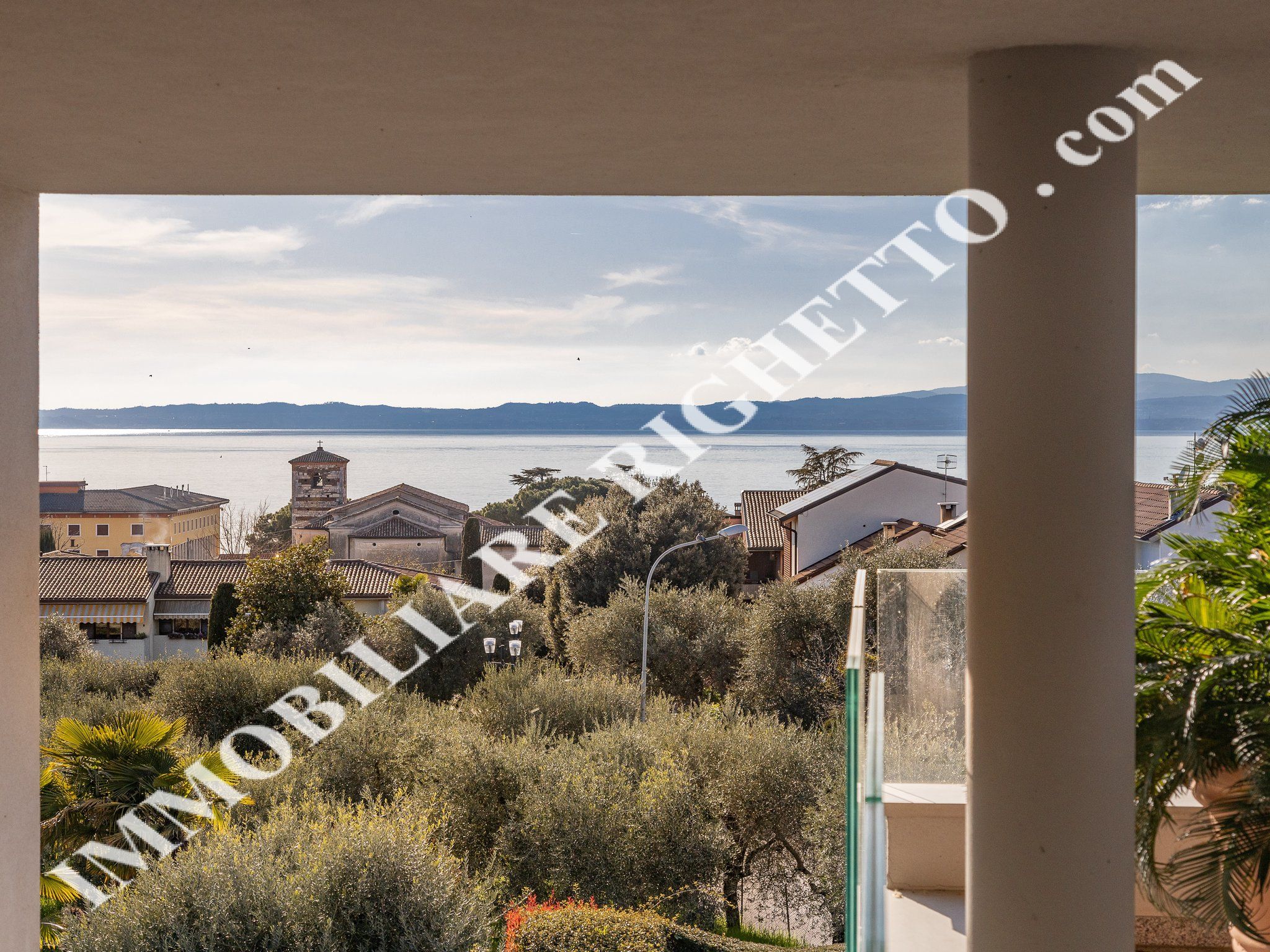 Immobilien zum Verkauf anbieten Moderne, freistehende Villa sehr nah am See.